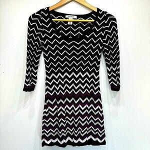 White House Black Market WHBM Black Ivory & Purple Zigzag Sweater Tunic Size XS